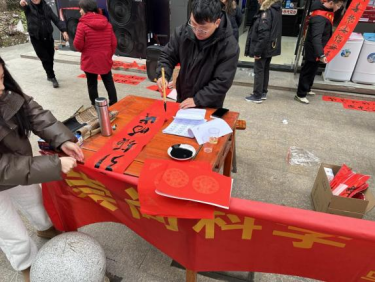 “时代风尚 墨韵清风”温州永嘉县开展反邪宣传新春书法送春联活动513.png “时代风尚 墨韵清风”温州永嘉县开展反邪宣传新春书法送春联活动513.png